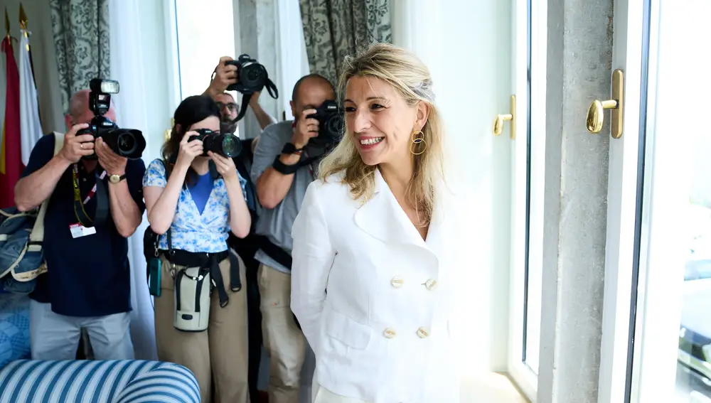 La vicepresidenta segunda y líder de SUMAR, Yolanda Díaz, a su llegada al seminario de la APIE de la Universidad Internacional Menéndez Pelayo (UIMP), en el Palacio de la Magdalena, a 22 de junio de 2023, en Santander.