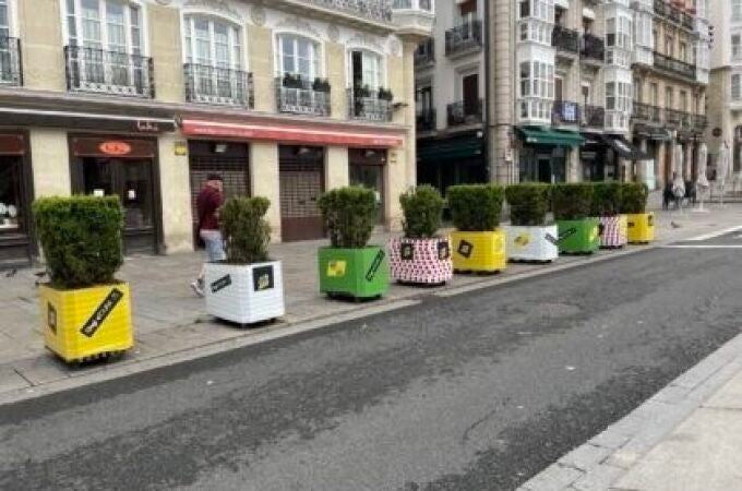 Las calles de Vitoria ya están engalanadas con los colores del Tour