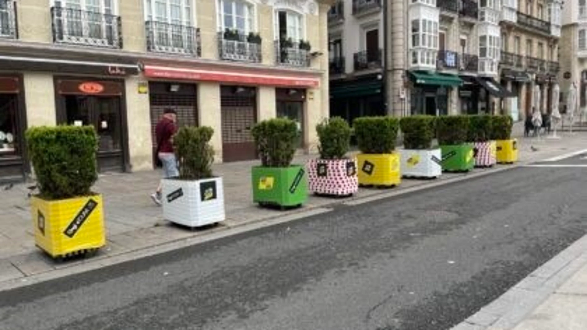 Las calles de Vitoria ya están engalanadas con los colores del Tour