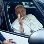 El Papa a su salida del hospital Gemelli