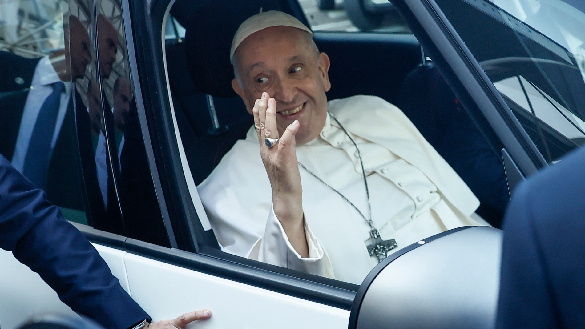 El Papa a su salida del hospital Gemelli