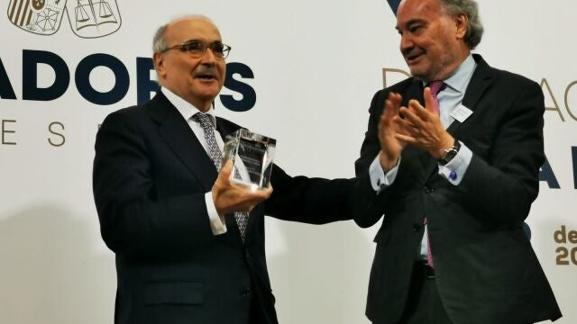 Benigno Pendás (izda.), junto a Juan Carlos Estévez, presidente de los procuradores