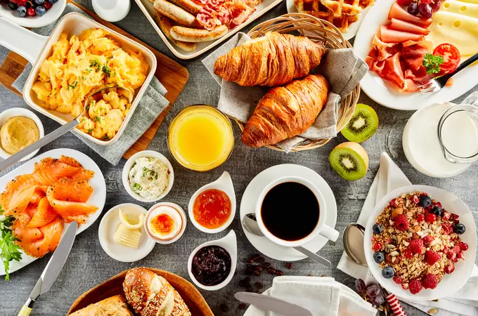 Europa cambia las normas para estos alimentos típicos del desayuno: miel, zumo, mermelada y leche