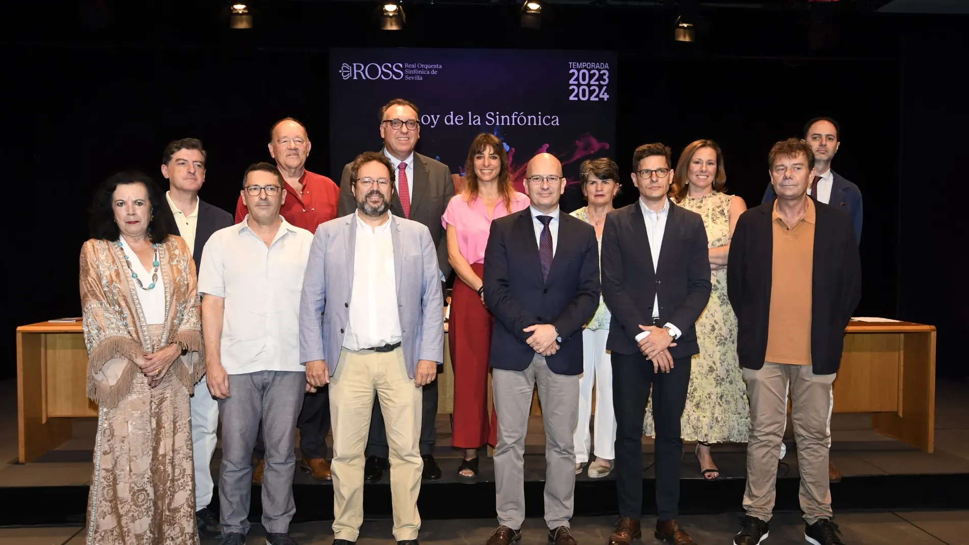 Los patrocinadores, entre los que se encuentra José Lugo, delegado de LA RAZÓN en Andalucía, posan junto a María Marí-Pérez, Marc Soustrot y Arturo Bernal, en la presentación de la Temporada 2023-2024 de la ROSS