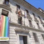 La Delegación del Gobierno valenciano despliega la bandera LGTBI en su fachada: "No podemos dar un paso atrás"