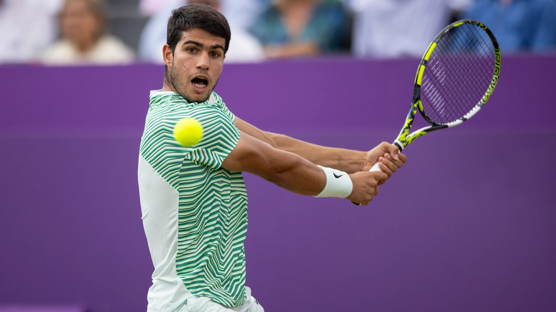 London (United Kingdom), 22/06/2023.- Carlos Alcaraz of Spain in action during his round of 16 match against against Jiri Lehecka of Czech Republic at the Cinch Championship tennis tournament in London, Britain, 22 June 2023. (Tenis, República Checa, España, Reino Unido, Londres) EFE/EPA/TOLGA AKMEN