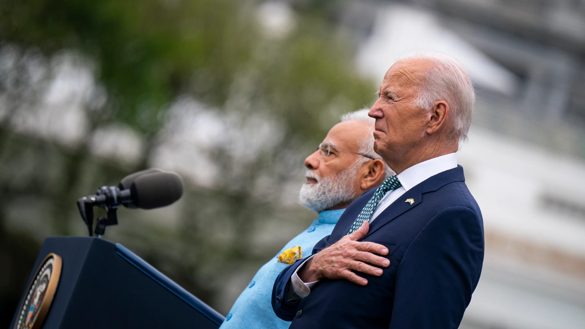 Washington (United States), 22/06/2023.- US President Joe Biden and India's Prime Minister Narendra Modi (L) at an arrival ceremony during a state visit on the South Lawn of the White House in Washington, DC, USA, 22 June 2023. The US and Indian leaders will announce a series of defense and commercial deals designed to improve military and economic ties between their nations during the Indian prime minister's state visit, senior US officials said. (Estados Unidos) EFE/EPA/AL DRAGO / POOL