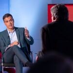 El presidente del Gobierno, Pedro Sánchez, es su entrevista cerrada al ministro de la Seguridad Social, José Luis Escrivá