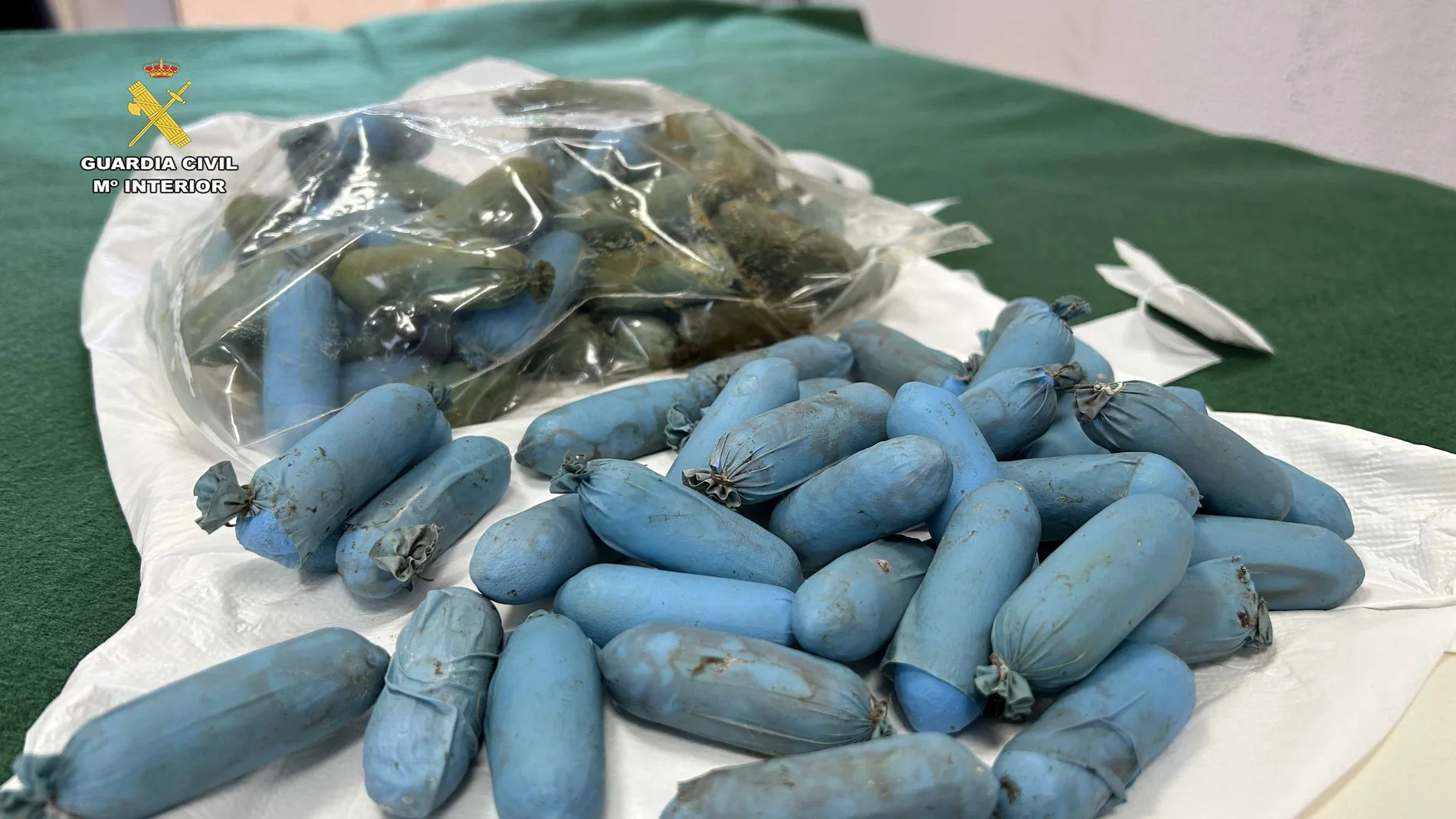 Imagen de las cápsulas que llevaba en el estómago el joven colombiano muerto de las cuales dos le reventaron en el interior