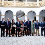 Foto de familia de los premiados y patronos junto al alcalde de Sevilla, José Luis Sanz, el presidente de la institución, Valentín Madariaga, y el director general, Luis García de Tejada