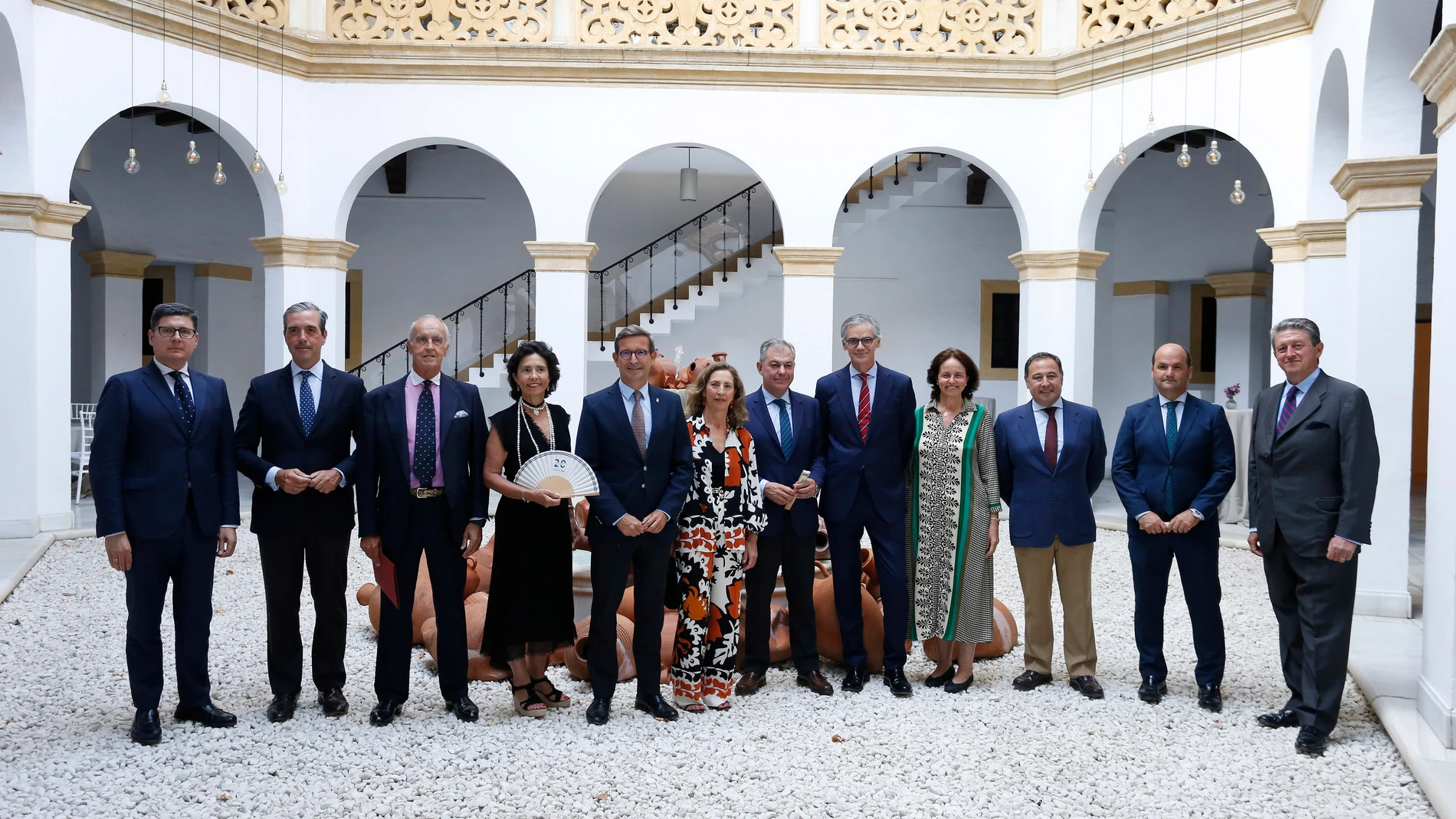 Foto de familia de los premiados y patronos junto al alcalde de Sevilla, José Luis Sanz, el presidente de la institución, Valentín Madariaga, y el director general, Luis García de Tejada