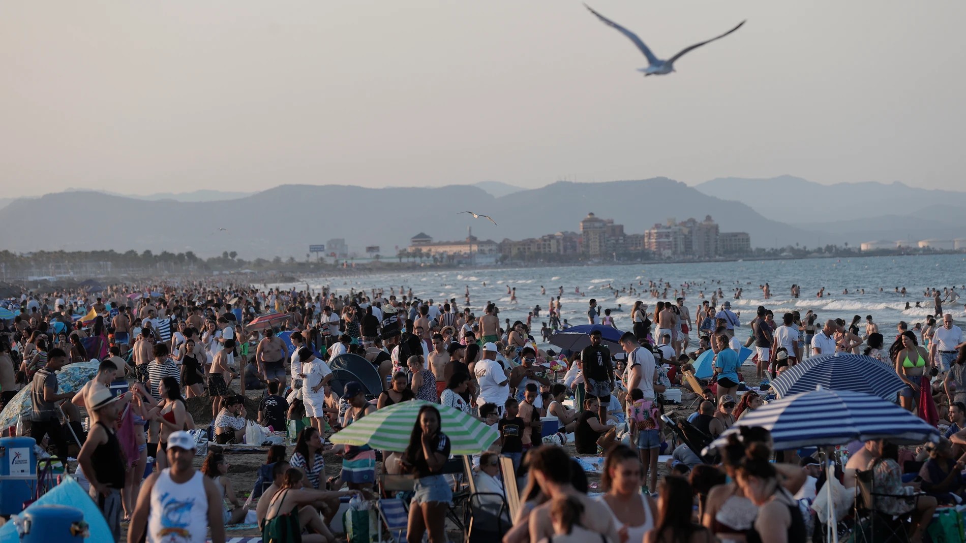 VALENCIA, 23/06/2023.- Miles de personas abarrotan hoy viernes la playa de la Malvarrosa, en Valencia, para celebrar la Noche de San Juan. EFE/Manuel Bruque