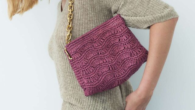El bolso de rafia es el único que querrás llevar y los hemos encontrado en Zara, Mango y Massimo Dutti