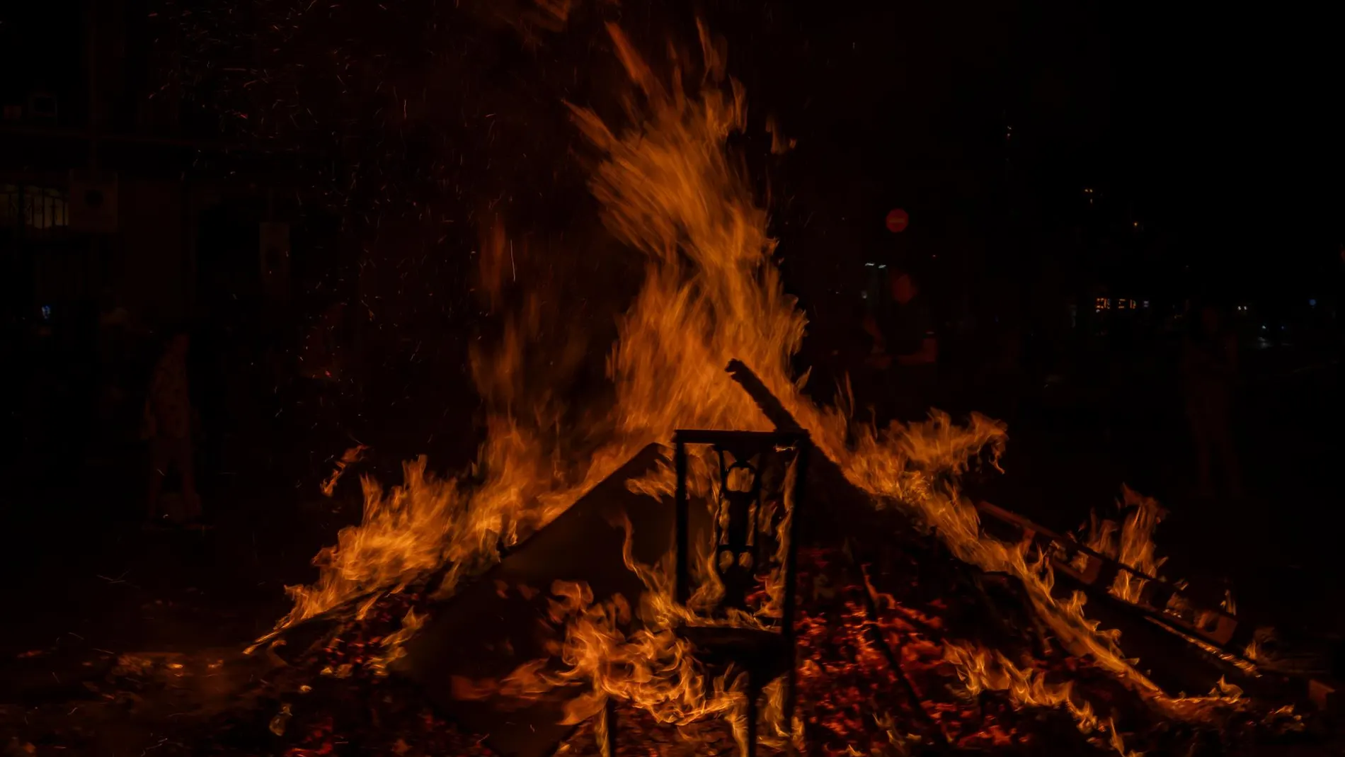 Hoguera clásica en la verbena de Sant Joan