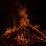 Hoguera clásica en la verbena de Sant Joan