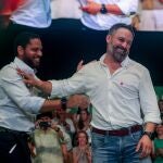 El presidente de Vox, Santiago Abascal (d), y el secretario general de Vox, Ignacio Garriga (i), durante el acto de clausura de la Asamblea General del partido, en el Recinto Ferial de IFEMA MADRID, a 24 de junio de 2023, en Madrid (España).