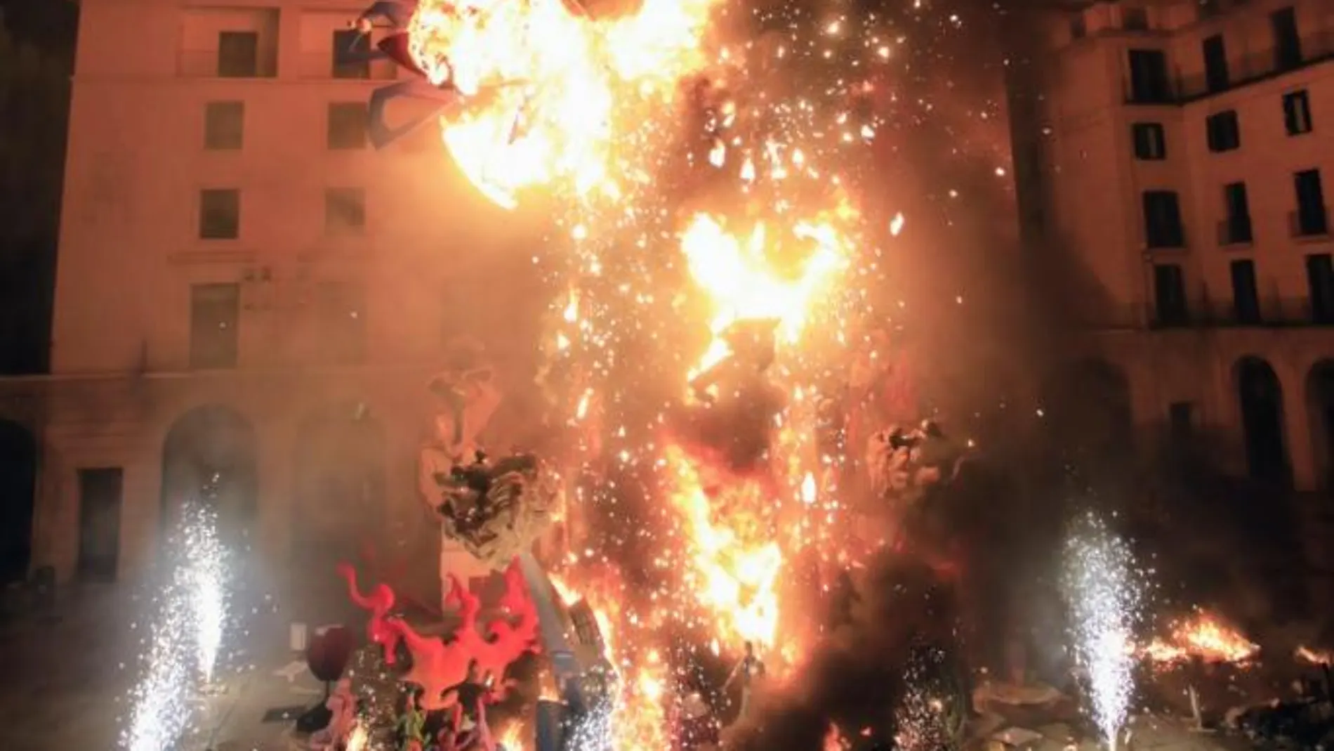 Imagen del monumento oficial en la cremà de las Hogueras del año pasado 2022