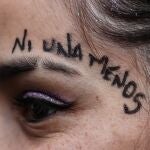 Una mujer participa con miles de mujeres en una marcha bajo la consigna "ni una menos" en conmemoración de los siete años de la creación de este colectivo feminista, en Buenos Aires.
