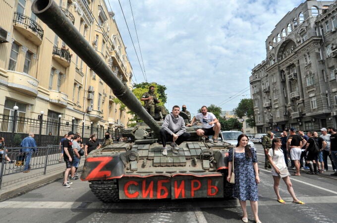 Gente posa junto a un tanque de Wagner en Rostov-on-Don