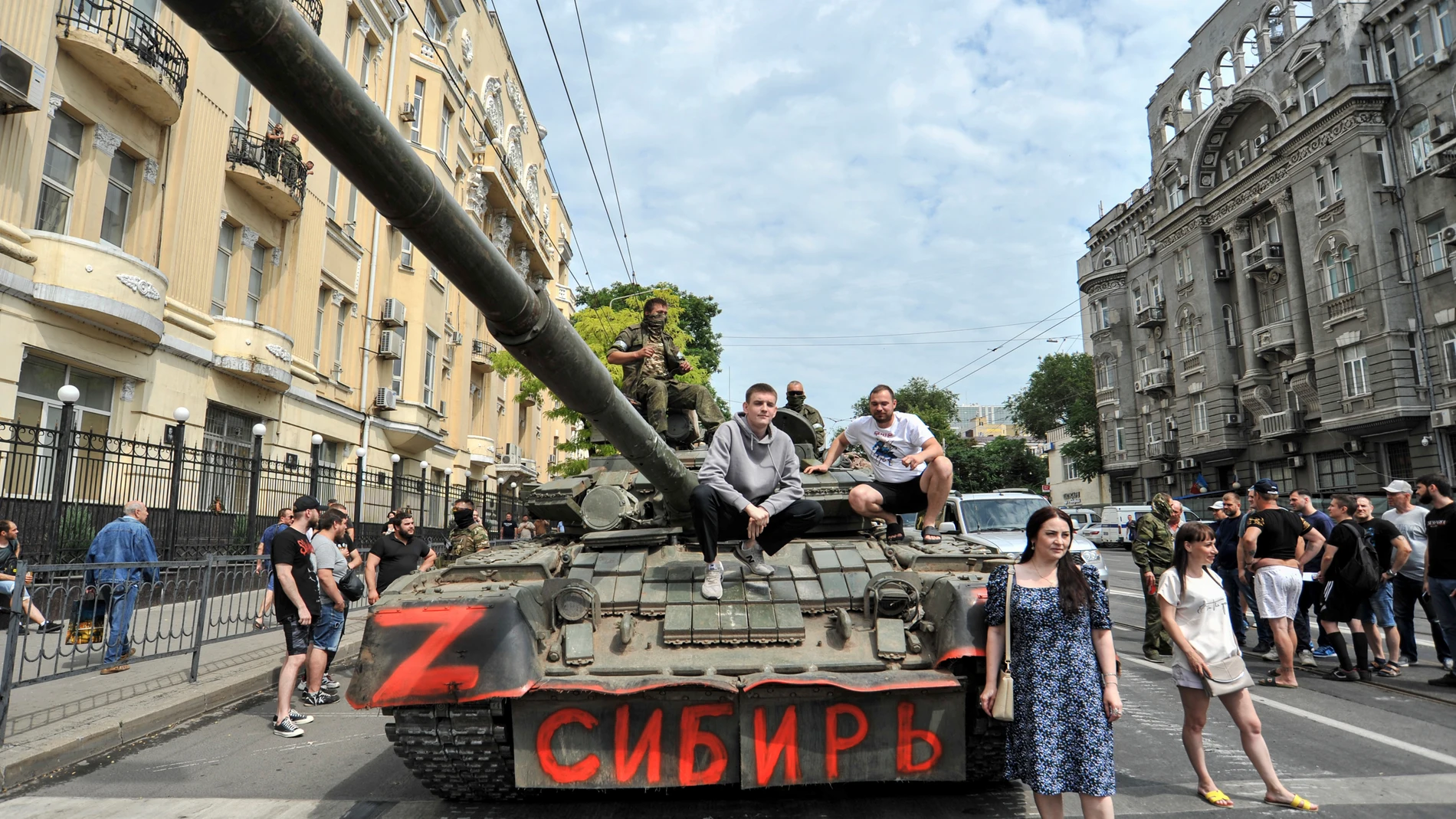 Gente posa junto a un tanque de Wagner en Rostov-on-Don