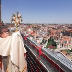 El arzobispo de Valladolid, Luis Argüello, bendice a los vallisoletanos