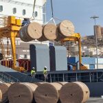 Descarga de mercancías en el Puerto de Almería 