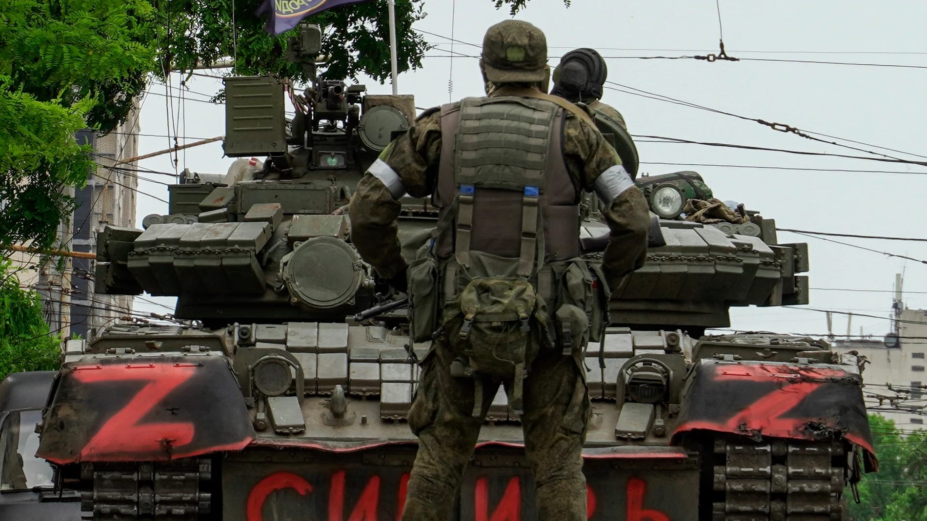 Rostov-on-don (Russian Federation), 23/06/2023.- Servicemen from private military company (PMC) Wagner Group block a street with a tank reading 'Siberia' in downtown Rostov-on-Don, southern Russia, 24 June 2023. Security and armoured vehicles were deployed after Wagner Group's chief Yevgeny Prigozhin said in a video that his troops had occupied the building of the headquarters of the Southern Military District, demanding a meeting with Russia'Äôs defense chiefs. (Rusia) EFE/EPA/STRINGER 