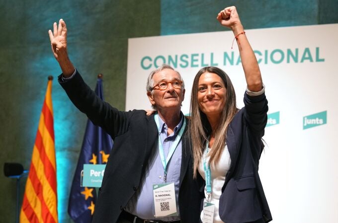 El candidato a la alcaldía de Barcelona, Xavier Trias (c), y la cabeza de lista al Congreso, Miriam Nogueras, durante el Consell Nacional de su partido.