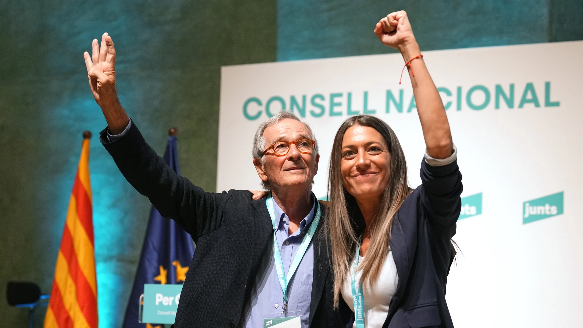 El candidato a la alcaldía de Barcelona, Xavier Trias (c), y la cabeza de lista al Congreso, Miriam Nogueras, durante el Consell Nacional de su partido.