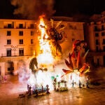 Mascletà y cremà de las Hogueras de San Juan en Alicante
