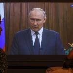 Una familia ve por televisión el discurso de esta noche de Vladimir Putin