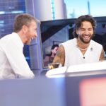 Maluma y Pablo Motos ríen en el plató de 'El Hormiguero'