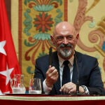 Ayuso asiste a toma de posesión de Joaquín Goyache