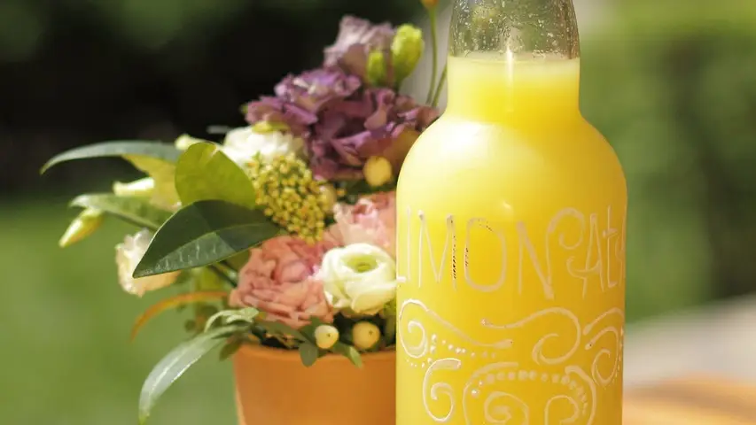 Esta limonada de melocotón es la bebida perfecta para sobrevivir a un largo día de verano