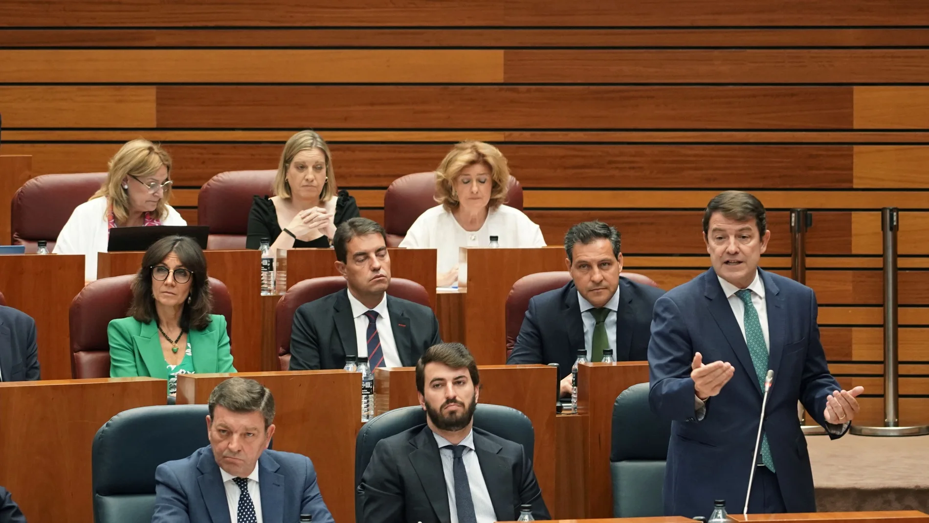 El jefe del Ejecutivo durante su último cara a cara de este periodo de sesiones en las Cortes con el portavoz del PSOE Luis Tudanca
