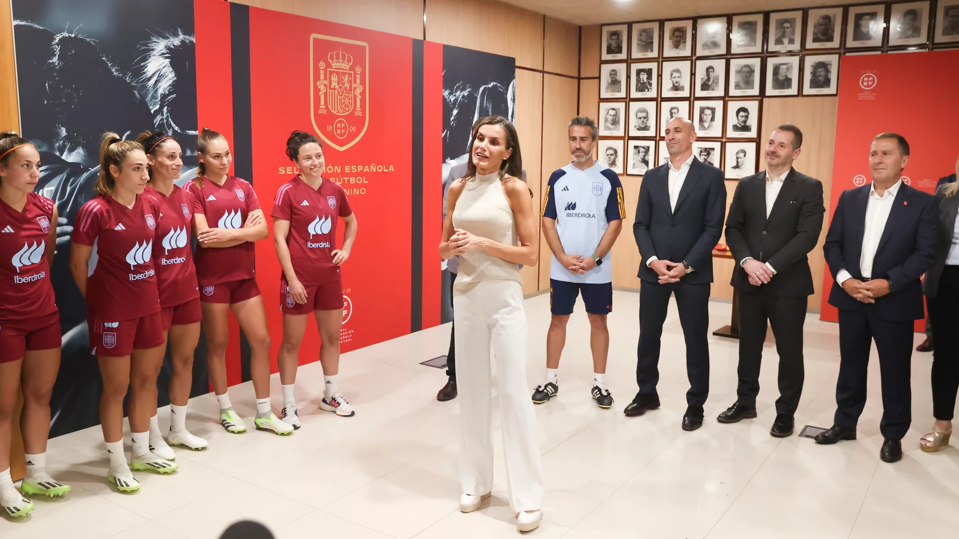 La reina Letizia visitó a la selección en Las Rozas
