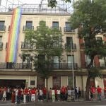 Despliegue de la bandera LGTBI en la sede del PSOE en la calle Ferraz ayer, víspera del Día Internacional del Orgullo