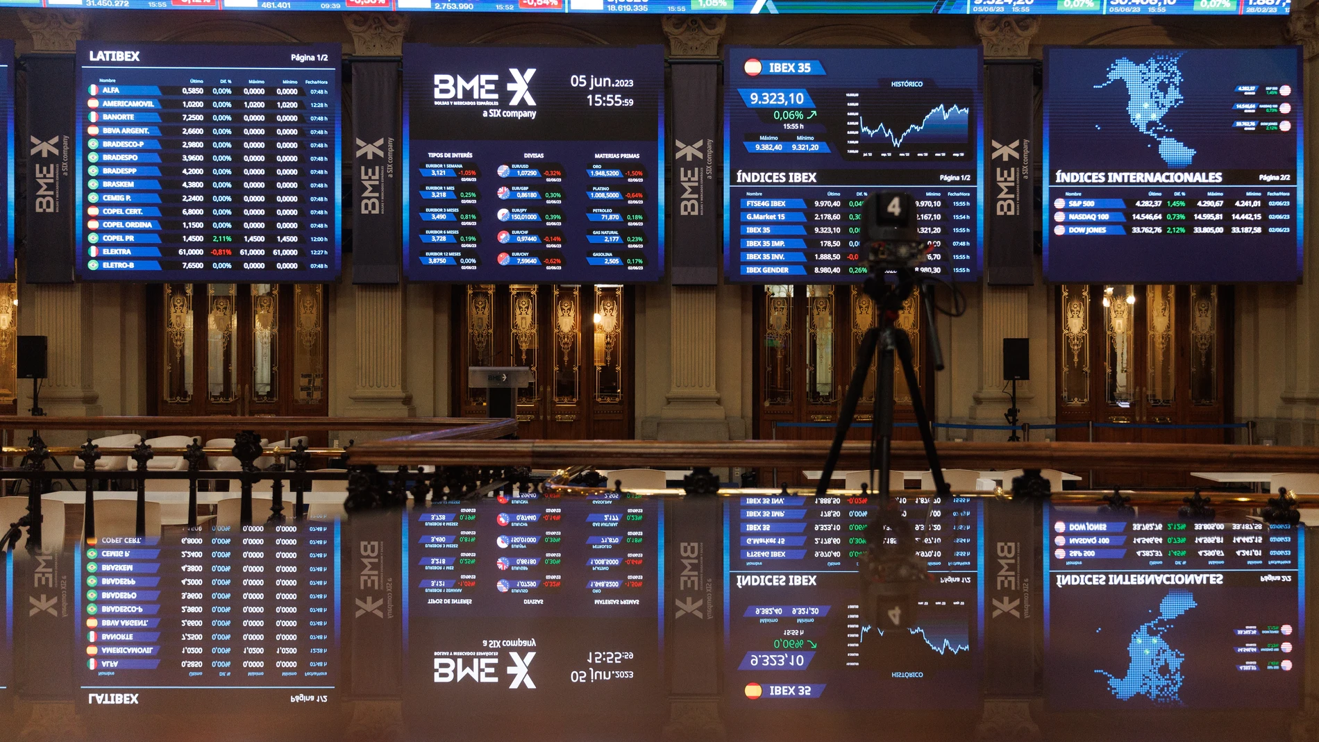 Economía/Bolsa.- El Ibex 35 avanza un 0,48% en la media sesión y aguanta los 9.300 puntos