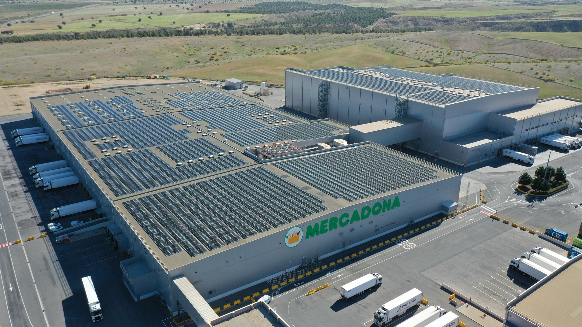 Placas solares en el bloque logístico de Guadix