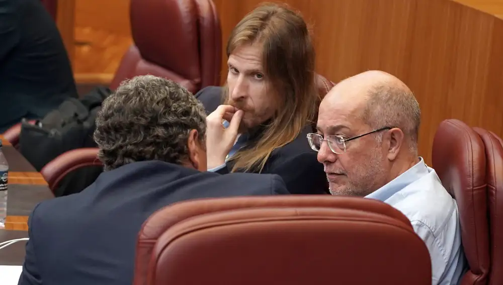 Igea conversa con Pedro pascual, de XAV, en presencia de Pablo Fernández, de Unidas Podemos
