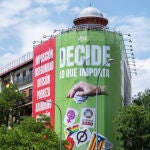 23J. La Junta Electoral de Madrid insta a Vox a quitar la lona contra bandera LGTBI, el independentismo o el comunismo