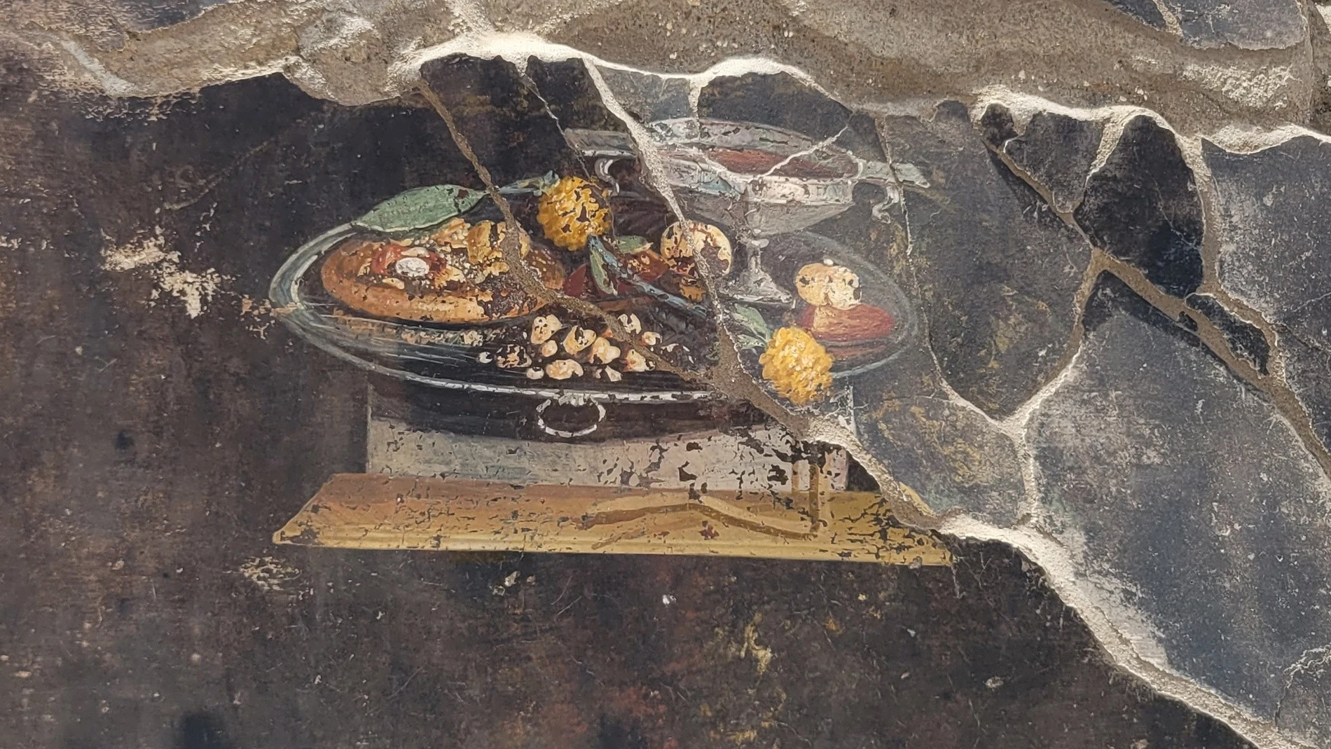 ROMA, 27/06/2023.- El análisis de un fresco que representa una naturaleza muerta descubierto recientemente en las nuevas excavaciones en Pompeya, la ciudad del sur de Italia destruida por el volcán Vesubio en el 79 d. C., han mostrado un sorprendente descubrimiento, pues aparece lo que podría ser un plato antepasado de la actual pizza, informó hoy el área arqueológica en una nota. EFE/Parque Arqueológico De Pompeya *****SOLO USO EDITORIAL/SOLO DISPONIBLE PARA ILUSTRAR LA NOTICIA QUE ACOMPAÑA ...