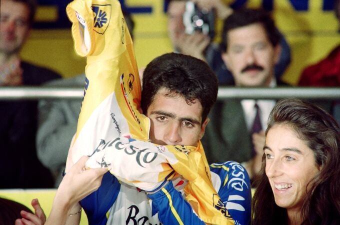 Indurain se pone el maillot amarillo después de su victoria en la prólogo de San Sebastián en 1992