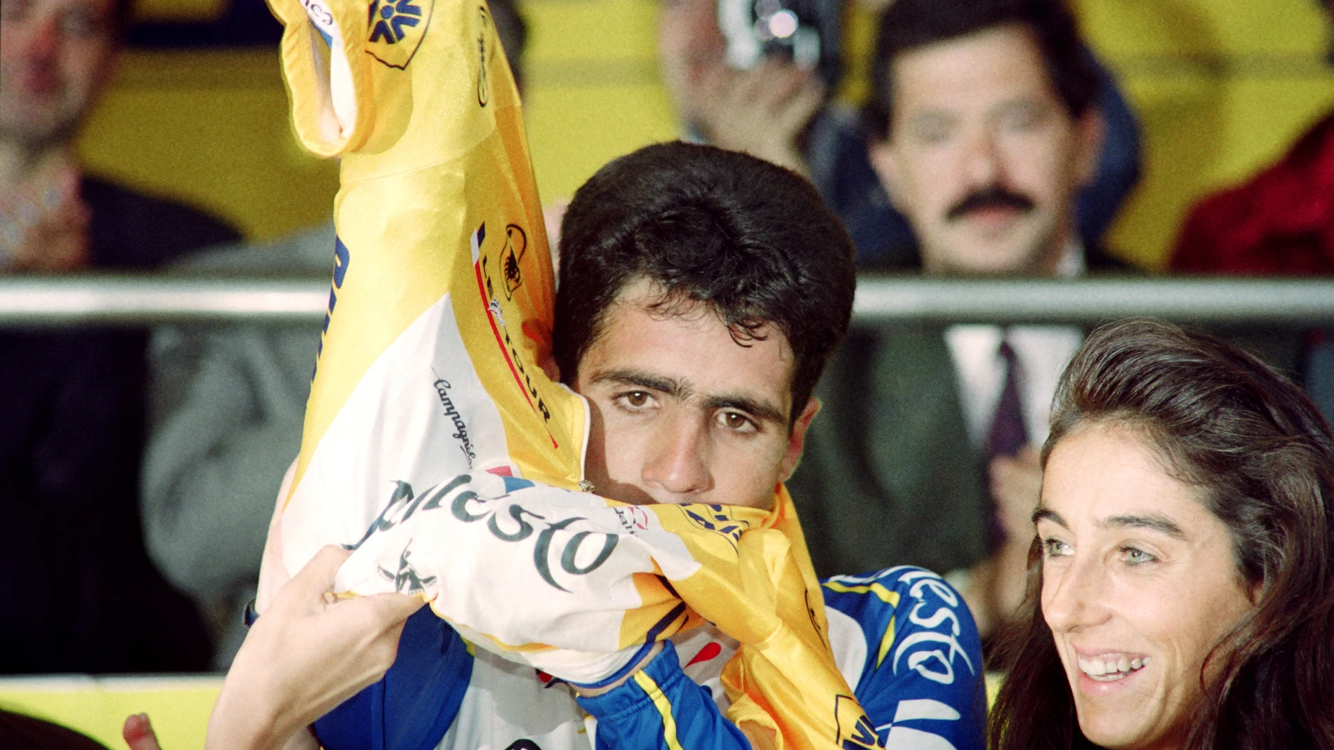 Indurain se pone el maillot amarillo después de su victoria en la prólogo de San Sebastián en 1992