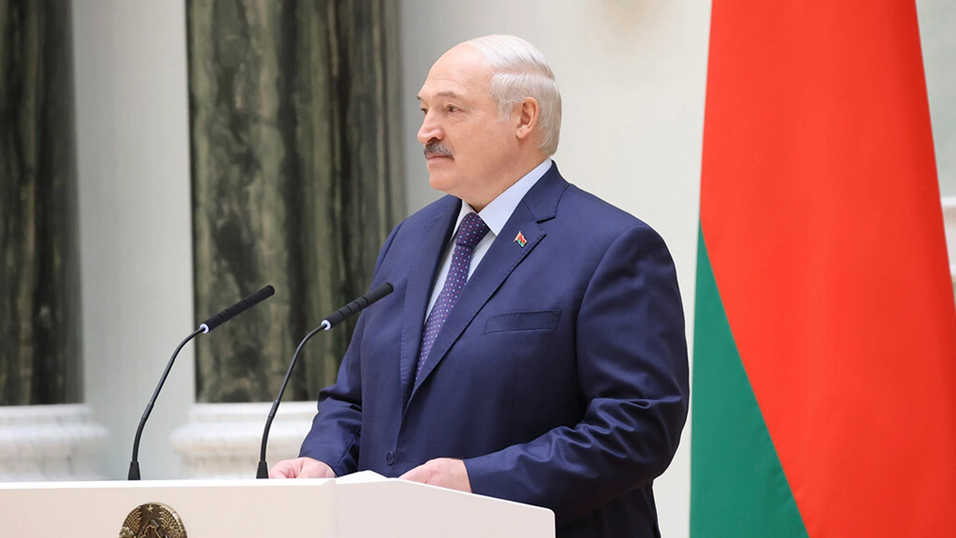 Alexandr Lukashenko preside una ceremonia de entrega de grados de general a altos mandos militares bielorrusos