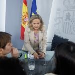 La vicepresidenta primera y ministra de Asuntos Económicos y Transformación Digital, Nadia Calviño, al finalizar una rueda de prensa posterior a la reunión del Consejo de Ministros, en el Palacio de la Moncloa, a 27 de junio de 2023, en Madrid.