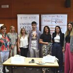 La rectora Sáez Yuguero con los alumnos que han participado en esta convocatoria
