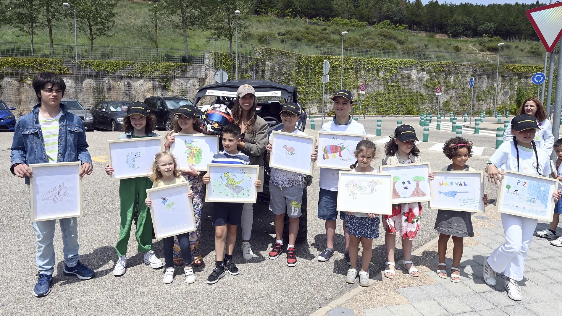 Un total de 25 dibujos y frases sobre la lucha por el cambio climático protagonizan el diseño del nuevo casco de la piloto de rallies burgalesa, Cristina Gutiérrez. La actual campeona de Extreme E