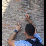 Imagen del turista escribiendo en los muros del Coliseo