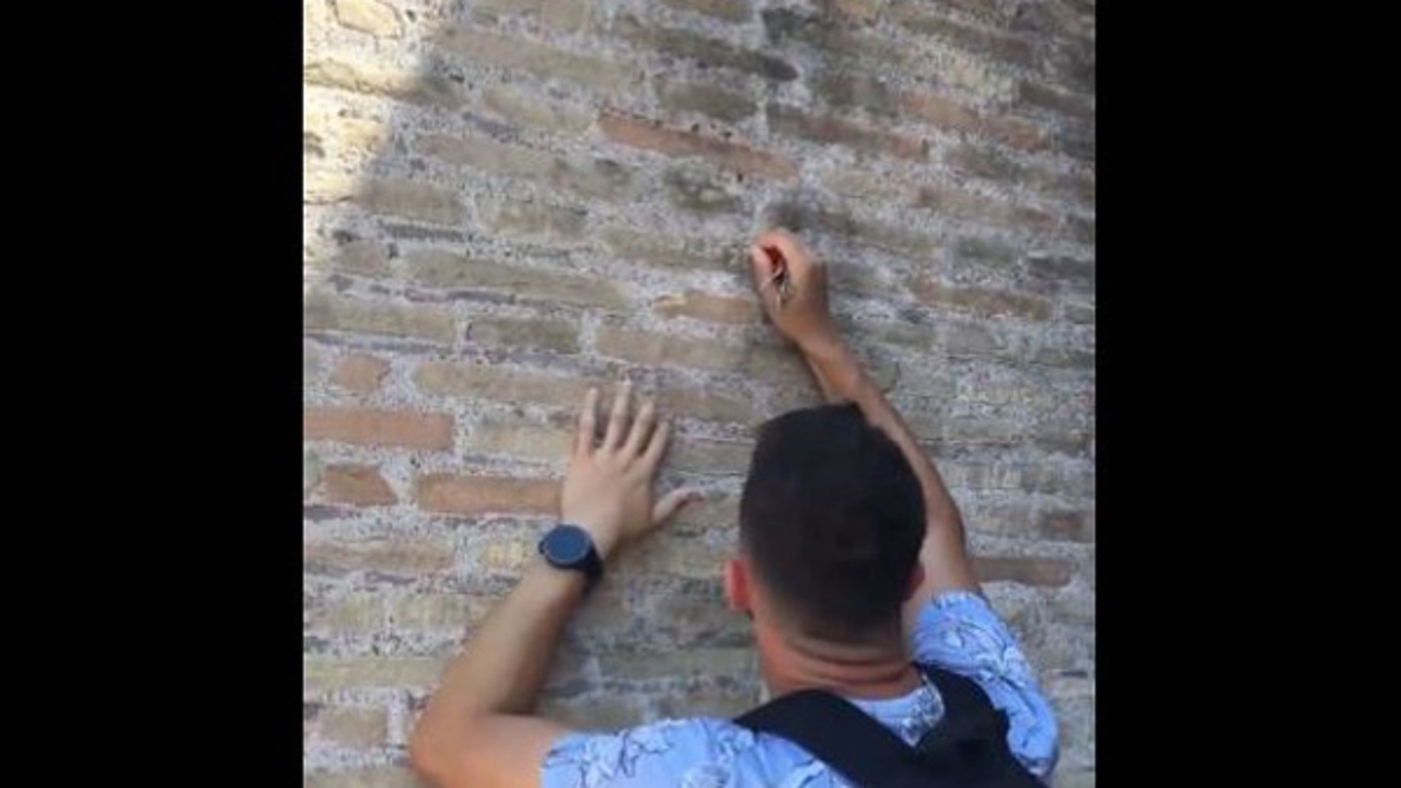 L’Italia si è scandalizzata dopo che un turista ha scritto sui muri del Colosseo